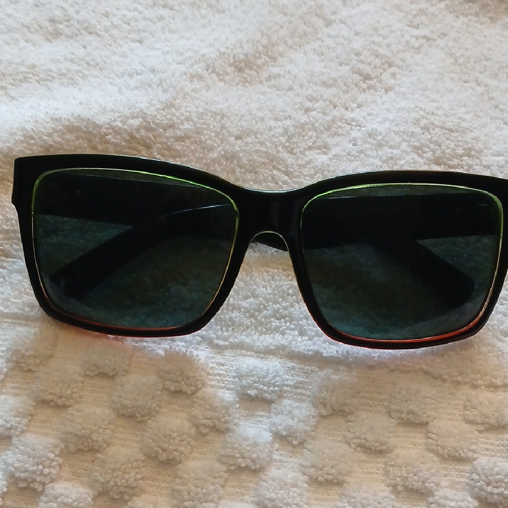 Chic Black Sunglasses with Neon Green Trim